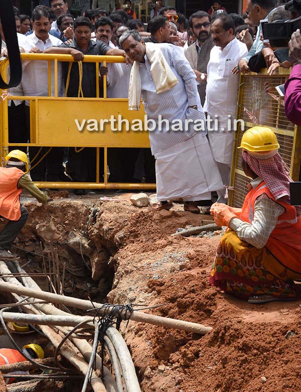 ಸಿಎಂ ನಗರ ಪ್ರದಕ್ಷಿಣೆ : ಕಾಮಗಾರಿ ವಿಳಂಬಕ್ಕೆ ಅಧಿಕಾರಿಗಳನ್ನ ತರಾಟೆಗೆ ತೆಗೆದುಕೊಂಡ ಸಿಎಂ